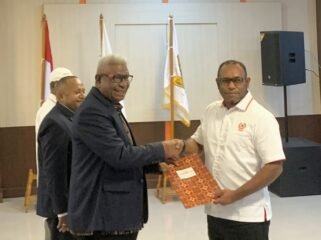 Momen Kepala Distrik Mimika Barat Jauh, Ever Kukuareyau dilantik menjadi Koordinator KONI tingkat Distrik MBJ. (Foto: Istimewa)