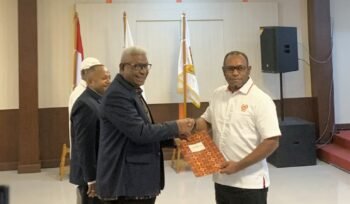 Momen Kepala Distrik Mimika Barat Jauh, Ever Kukuareyau dilantik menjadi Koordinator KONI tingkat Distrik MBJ. (Foto: Istimewa)