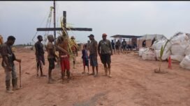 Salib yang sempat ditanam oleh masyarakat beberapa waktu lalu. (Foto: Dok Solidaritas Merauke)