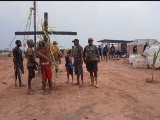 Salib yang sempat ditanam oleh masyarakat beberapa waktu lalu. (Foto: Dok Solidaritas Merauke)