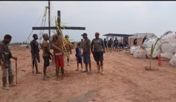 Salib yang sempat ditanam oleh masyarakat beberapa waktu lalu. (Foto: Dok Solidaritas Merauke)