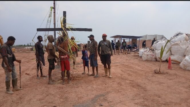 
Salib yang sempat ditanam oleh masyarakat beberapa waktu lalu. (Foto: Dok Solidaritas Merauke)