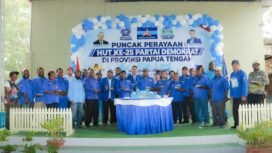 Momen foto bersama pada acara puncak HUT ke-25 Partai Demokrat di Papua Tengah. (Foto: Decky Mote)