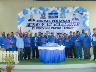 Momen foto bersama pada acara puncak HUT ke-25 Partai Demokrat di Papua Tengah. (Foto: Decky Mote)