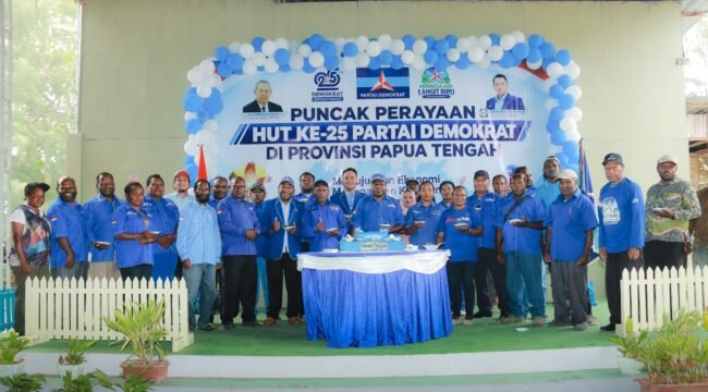 Momen foto bersama pada acara puncak HUT ke-25 Partai Demokrat di Papua Tengah. (Foto: Decky Mote)