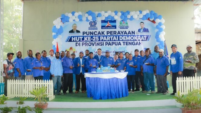 
Momen foto bersama pada acara puncak HUT ke-25 Partai Demokrat di Papua Tengah. (Foto: Decky Mote)