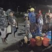 Warga Puncak saat mengantre air, Rabu (9/9/2026). Foto: Dok Kiriman Tokoh Intelektual Kabupaten Puncak, Herdi Alom.