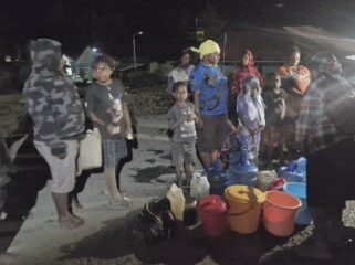 Warga Puncak saat mengantre air, Rabu (9/9/2026). Foto: Dok Kiriman Tokoh Intelektual Kabupaten Puncak, Herdi Alom. 