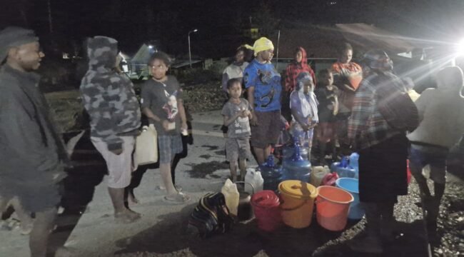 Warga Puncak saat mengantre air, Rabu (9/9/2026). Foto: Dok Kiriman Tokoh Intelektual Kabupaten Puncak, Herdi Alom. 