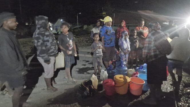 
Warga Puncak saat mengantre air, Rabu (9/9/2026). Foto: Dok Kiriman Tokoh Intelektual Kabupaten Puncak, Herdi Alom. 