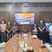 Plt.Kepala Distrik Mimika Barat Jauh, Ever Kukuareyau saat berfoto bersama usai mengikuti pemaparan rencana lapter dan landasan pacu Potowaiburu. (Foto: Dok DMBJ)