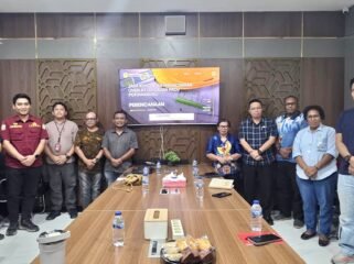 Plt.Kepala Distrik Mimika Barat Jauh, Ever Kukuareyau saat berfoto bersama usai mengikuti pemaparan rencana lapter dan landasan pacu Potowaiburu. (Foto: Dok DMBJ)