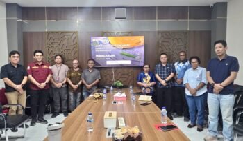 Plt.Kepala Distrik Mimika Barat Jauh, Ever Kukuareyau saat berfoto bersama usai mengikuti pemaparan rencana lapter dan landasan pacu Potowaiburu. (Foto: Dok DMBJ)