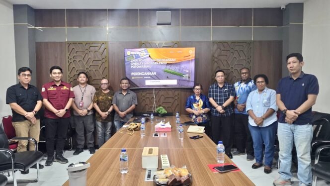 
Plt.Kepala Distrik Mimika Barat Jauh, Ever Kukuareyau saat berfoto bersama usai mengikuti pemaparan rencana lapter dan landasan pacu Potowaiburu. (Foto: Dok DMBJ)