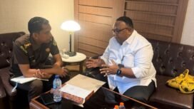 Wakil Ketua IV DPR Papua Tengah, John Gobai saat bertemu dengan perwakilan satgas PKH. (Foto: Dok John Gobai)