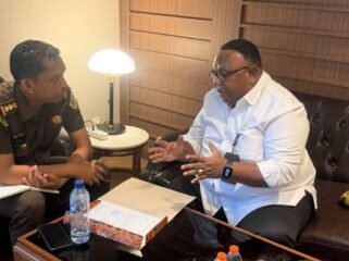 Wakil Ketua IV DPR Papua Tengah, John Gobai saat bertemu dengan perwakilan satgas PKH. (Foto: Dok John Gobai)