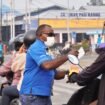Ketua KNPI Papua Tengah, Yustinus Tebai saat membagikan masker kepada masyarakat. (Foto: Edwin Rumanasen)