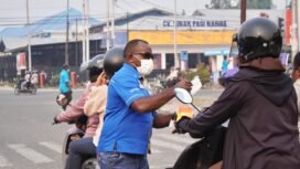 Ketua KNPI Papua Tengah, Yustinus Tebai saat membagikan masker kepada masyarakat. (Foto: Edwin Rumanasen)