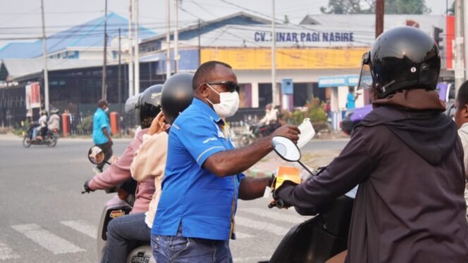 
Ketua KNPI Papua Tengah, Yustinus Tebai saat membagikan masker kepada masyarakat. (Foto: Edwin Rumanasen)