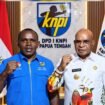 Momen Ketua KNPI Papua Tengah, Yustinus Tebai berfoto bersama Bupati Puncak, Elvis Tabuni usai melaksanakan diskusi, Sabtu (19/9/2026).
