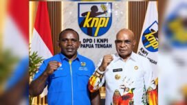 Momen Ketua KNPI Papua Tengah, Yustinus Tebai berfoto bersama Bupati Puncak, Elvis Tabuni usai melaksanakan diskusi, Sabtu (19/9/2026).