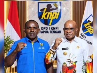 Momen Ketua KNPI Papua Tengah, Yustinus Tebai berfoto bersama Bupati Puncak, Elvis Tabuni usai melaksanakan diskusi, Sabtu (19/9/2026). 
