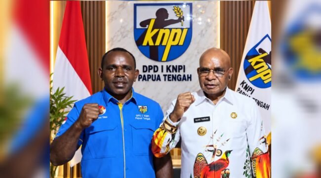Momen Ketua KNPI Papua Tengah, Yustinus Tebai berfoto bersama Bupati Puncak, Elvis Tabuni usai melaksanakan diskusi, Sabtu (19/9/2026). 