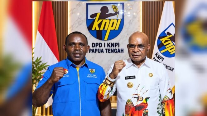 
Momen Ketua KNPI Papua Tengah, Yustinus Tebai berfoto bersama Bupati Puncak, Elvis Tabuni usai melaksanakan diskusi, Sabtu (19/9/2026). 