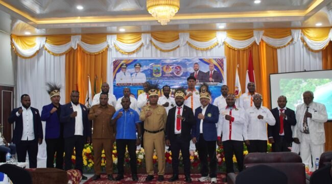 Foto bersama usai kegiatan pelantikan. (Foto: Kristin Rejang/Sasagupapua.com)