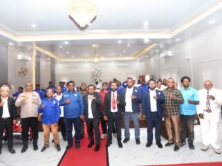 Suasana foto bersama usai pelantikan cabor Papua Tengah, Sabtu (26/9/2026). Foto: Humas Koni/David Iyai)