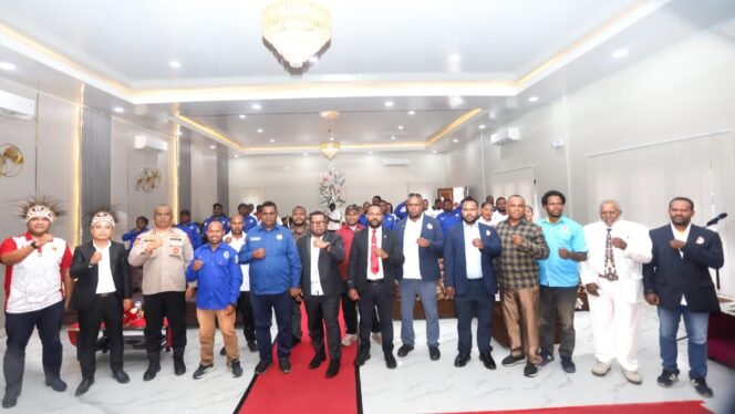
Suasana foto bersama usai pelantikan cabor Papua Tengah, Sabtu (26/9/2026). Foto: Humas Koni/David Iyai)