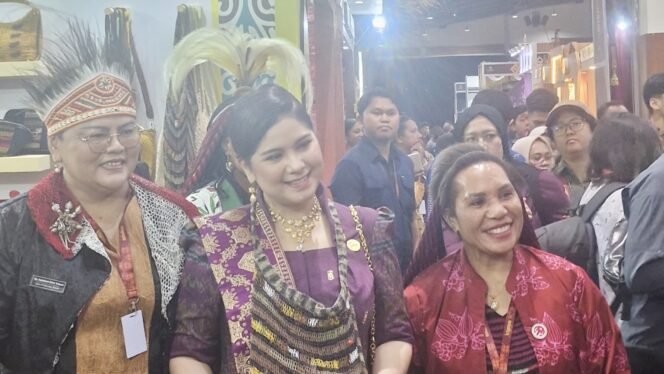 
Eksistensi Kriya Papua Tengah: Ny. Selvi Gibran Sambangi Stand Dekranasda Kabupaten Puncak di Kriyanusa 2026