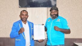 Momen Ketua DPD I KNPI Papua Tengah, Yustinus Tebai berfoto bersama Ketua DPD II KNPI Puncak Jaya saat penyerahan SK Definitif,Selasa (29/9/2026). Foto: Kristin Rejang/Sasagupapua.com