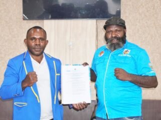 Momen Ketua DPD I KNPI Papua Tengah, Yustinus Tebai berfoto bersama Ketua DPD II KNPI Puncak Jaya saat penyerahan SK Definitif,Misatius Wonda pada Selasa (29/9/2026). Foto: Kristin Rejang/Sasagupapua.com