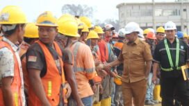 Wakil Gubernur Papua Tengah, Deinas Geley saat berjabat tangan dengan para pekerja ketika momen sidak di lokasi pembangunan Kantor Pusat Pemerintahan di Kaladiri, Nabire, Selasa (22/9/2026). Foto: Kristin Rejang/Sasagupapua.com.