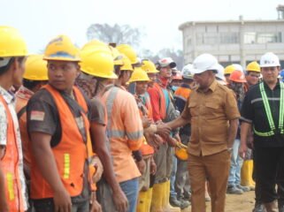 Wakil Gubernur Papua Tengah, Deinas Geley saat berjabat tangan dengan para pekerja ketika momen sidak di lokasi pembangunan Kantor Pusat Pemerintahan di Kaladiri, Nabire, Selasa (22/9/2026). Foto: Kristin Rejang/Sasagupapua.com.