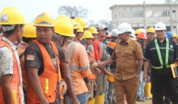 Wakil Gubernur Papua Tengah, Deinas Geley saat berjabat tangan dengan para pekerja ketika momen sidak di lokasi pembangunan Kantor Pusat Pemerintahan di Kaladiri, Nabire, Selasa (22/9/2026). Foto: Kristin Rejang/Sasagupapua.com.