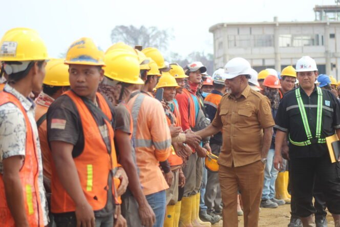 
Wakil Gubernur Papua Tengah, Deinas Geley saat berjabat tangan dengan para pekerja ketika momen sidak di lokasi pembangunan Kantor Pusat Pemerintahan di Kaladiri, Nabire, Selasa (22/9/2026). Foto: Kristin Rejang/Sasagupapua.com.