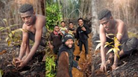 Kiri dan kanan - Seorang anggota Komunitas Papuans Photo, Jeff Tagi saat menanam pohon (Foto: Durry/papuansphoto-Papua Tengah) | Tengah : beberapa anggota PAPUANSPHhoto saat berfoto selfie bersama usai melakukan penanaman pohon di gunung Gamei, (foto: Istimewa)