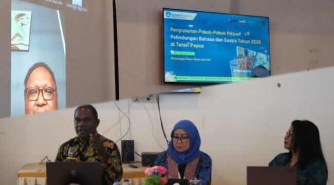 Momen Kepala Bidang Kebudayaan Papua Tengah, Deni Tenouye bersama Wakil Ketua IV DPR Papua Tengah, John NR Gobai menjadi narasumber dalam kegiatan penyusunan pokok pikiran perlindungan bahasa dan sastra tahun 2026 yang digelar oleh Balai Bahasa Provinsi Papua pada Agustus lalu. 