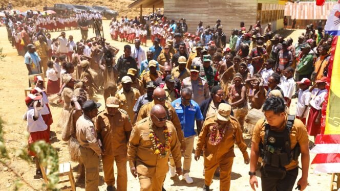 
Momen kunjungan Gubernur Papua Tengah, Meki Nawipa di Dogiyai, Senin (7/9/2026). Foto: Humas Pemprov Papua Tengah.