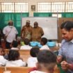 Momen Gubernur Papua Tengah, Meki Nawipa bersama Pastor Yance Yogi, Pr (Masker) dan rombongan saat meninjau program SSH di Intan Jaya. (Foto: Humas Pemprov Papua Tengah)
