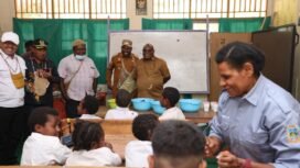 Momen Gubernur Papua Tengah, Meki Nawipa bersama Pastor Yance Yogi, Pr (Masker) dan rombongan saat meninjau program SSH di Intan Jaya. (Foto: Humas Pemprov Papua Tengah)