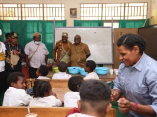 Momen Gubernur Papua Tengah, Meki Nawipa bersama Pastor Yance Yogi, Pr (Masker) dan rombongan saat meninjau program SSH di Intan Jaya. (Foto: Humas Pemprov Papua Tengah)