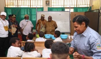 Momen Gubernur Papua Tengah, Meki Nawipa bersama Pastor Yance Yogi, Pr (Masker) dan rombongan saat meninjau program SSH di Intan Jaya. (Foto: Humas Pemprov Papua Tengah)