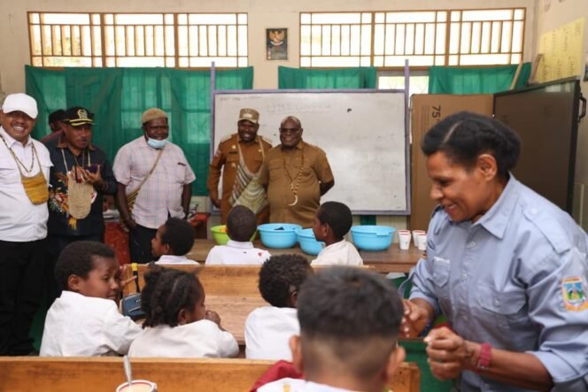 
Momen Gubernur Papua Tengah, Meki Nawipa bersama Pastor Yance Yogi, Pr (Masker) dan rombongan saat meninjau program SSH di Intan Jaya. (Foto: Humas Pemprov Papua Tengah)