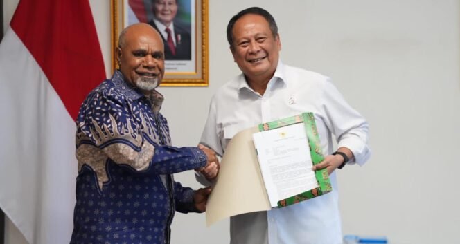 
Wagub Papua Tengah, Deinas Geley saat bertemu dengan Kementerian Perhubungan. (Foto: Humas Pemprov Papua Tengah)