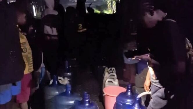 
Kondisi masyarakat saat mengantre air bersih hingga malam hari, Rabu (16/9/2026)