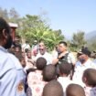 Momen Gubernur Papua Tengah, Meki Nawipa saat berkunjung ke Distrik Hitadipa, Kabupaten Intan Jaya, Rabu (16/9/2026). Foto: Humas Pemprov Papua Tengah.