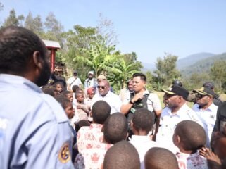 Momen Gubernur Papua Tengah, Meki Nawipa saat berkunjung ke Distrik Hitadipa, Kabupaten Intan Jaya, Rabu (16/9/2026). Foto: Humas Pemprov Papua Tengah.